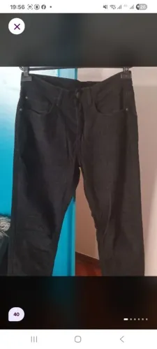 Calça preta Hering veludo cotelê modelo clássico