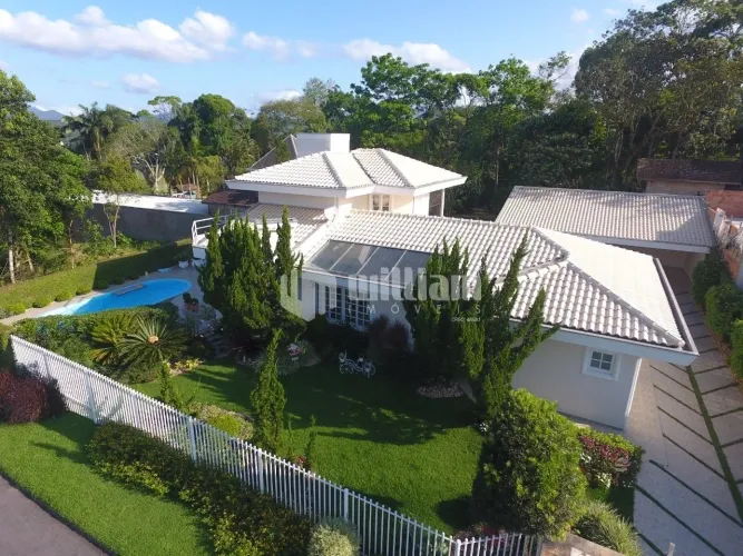 Casa no Centro de Brusque à venda semi-mobiliada com 3 suítes, piscina e amplo terreno