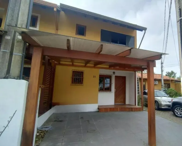 Casa em condomínio com piscina para locação no bairro Hípica zona sul de Porto Alegre.
