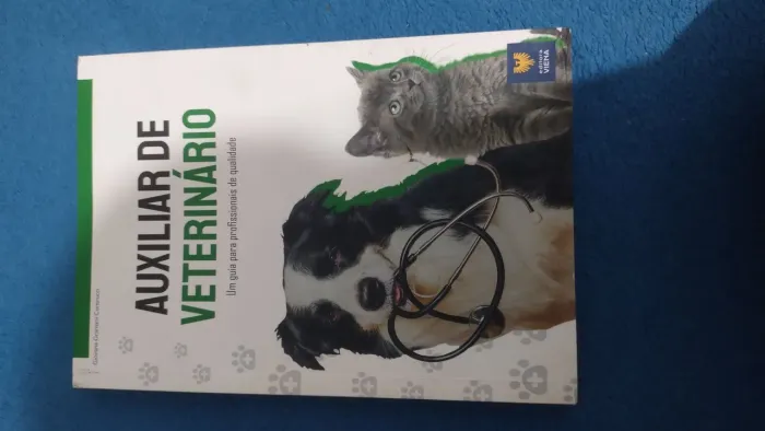 Livro auxiliar de veterinário + jaleco (não usados)