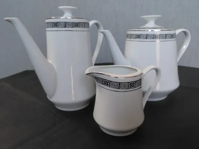 Conjunto chá e café de porcelana Schmidt branca com padrão geométrico grego preto e filete