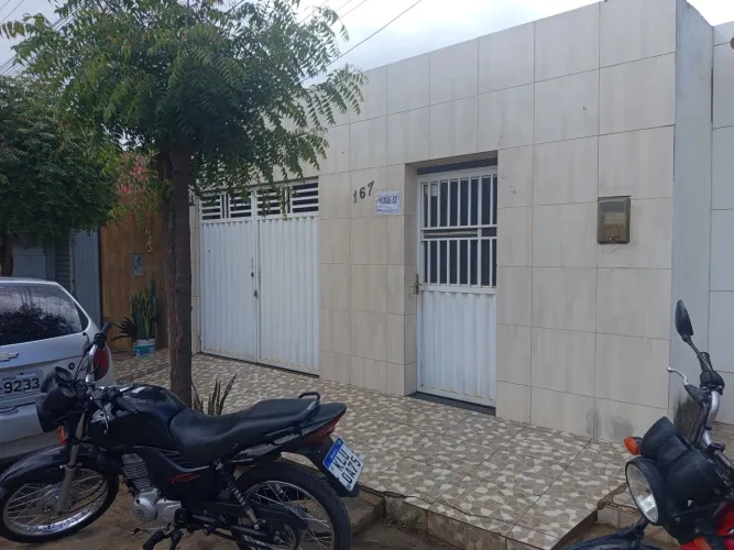VENDE-SE CASA