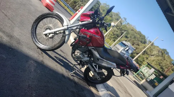 Vende-se Falcon 400 vermelha.