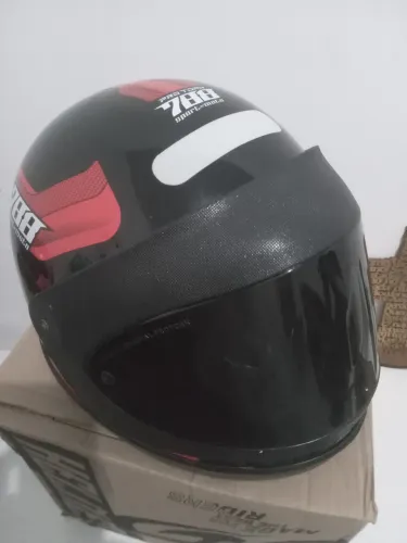 Capacete motoqueiro.