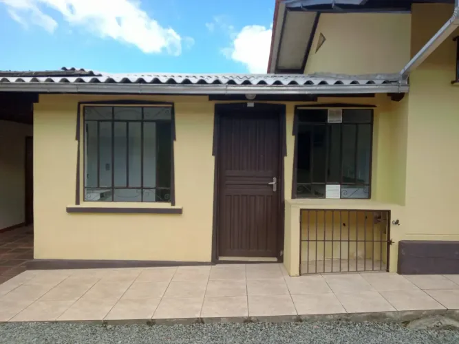 Imóvel para aluguel com 70 metros quadrados com 3 quartos em Centro - Schroeder - SC