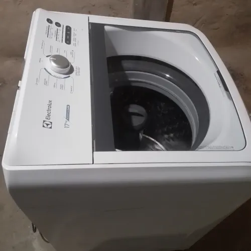 Vendo máquina de lavar roupas Electrolux 17kg funcionando.
