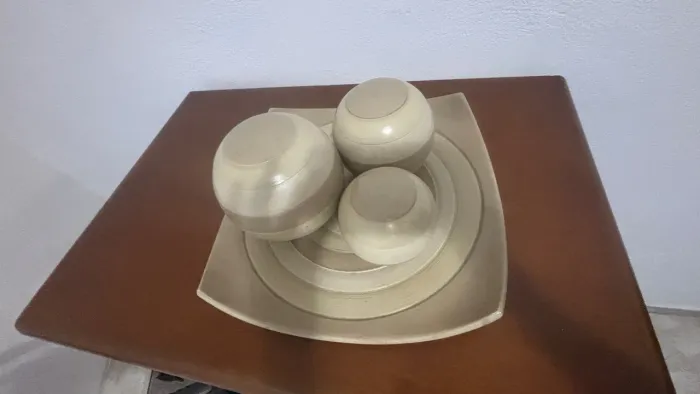 Travessa de cerâmica com bolas
