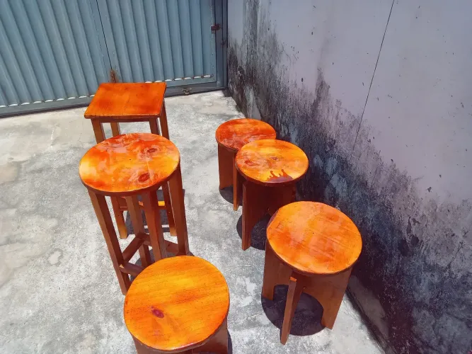 vendemos bancos pra balcão de cozinha feito  madeira  de pinho  otimo acabamento 