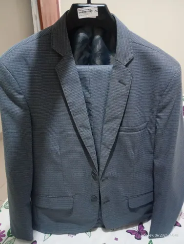 Terno masculino social completo (paletó + calça), em excelente estado de conservação.