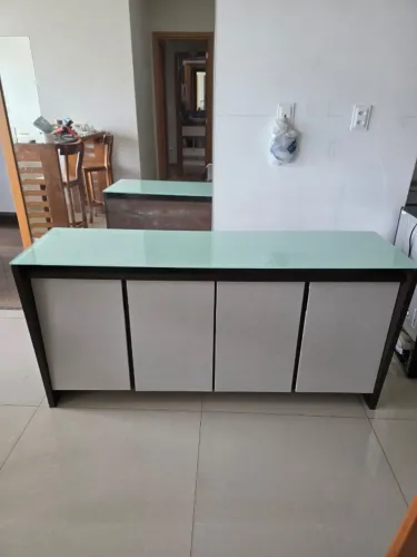 Aparador buffet madeira maciça com tampo em vidro laqueado