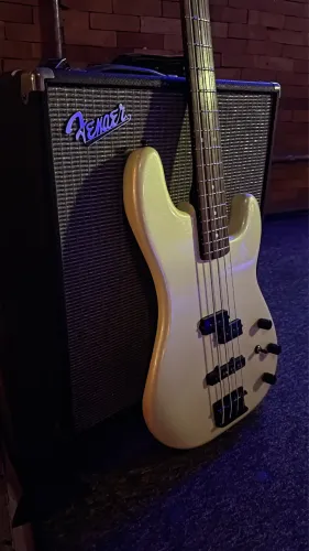 Baixo Fender Duff McKagan signature jazz precision bass
