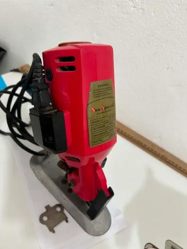 Maquina de Corta tecido 300 wats de potencia