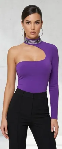 Blusa com detalhes em strass ,uma manga comprida Nova/nunca usada