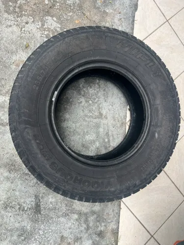 Pneu 265/70R16 meia vida - R$ 150,00