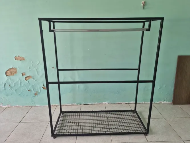 Expositor de Roupas Baixo em Metal com Base Reforçada
