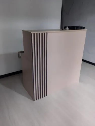 Balcão de Recepção Moderno Ripado - Elegante e Semi Novo