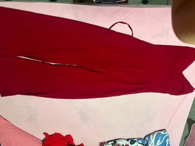 Macacão vermelho super estilo aberto atrás ?