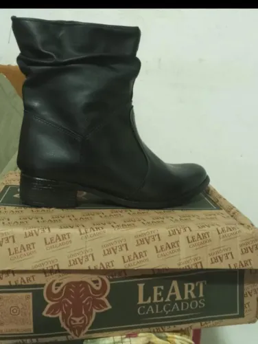 Vende-se bota feminina NOVA