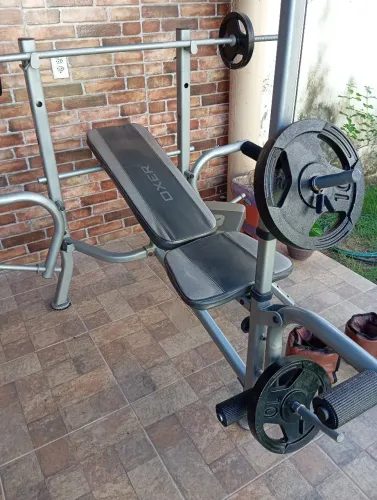 Banco de supino, aparelho de musculação, academia em casa, ginástica.