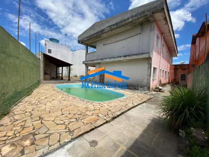 Casa para locação com 6 dormitórios sendo 5 suítes e 6 vagas de garagem.