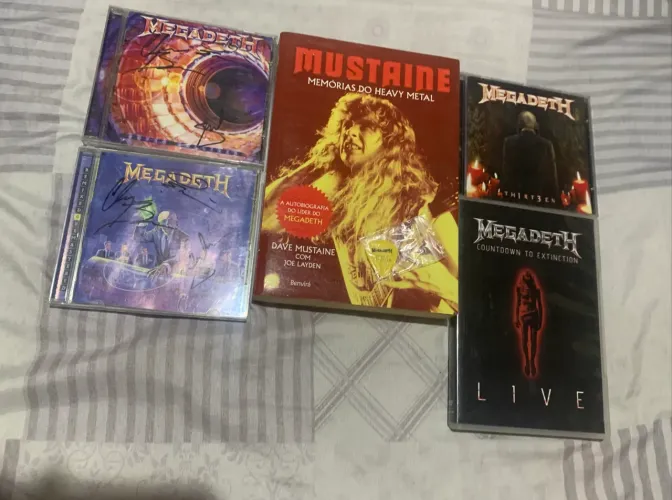 CDS Megadeth(autografados) + dvd e palheta com biografia do Dave Mustaine. 