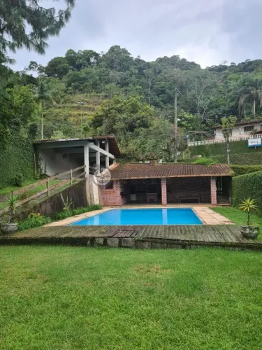 Casa à venda ou locação com 4 quartos sendo 2 suítes, 222.73 m² no Comary - Teresópolis/RJ