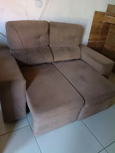 Sofá-cama bege com encosto retrátil