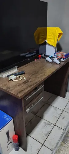 Escrivania com gavetas