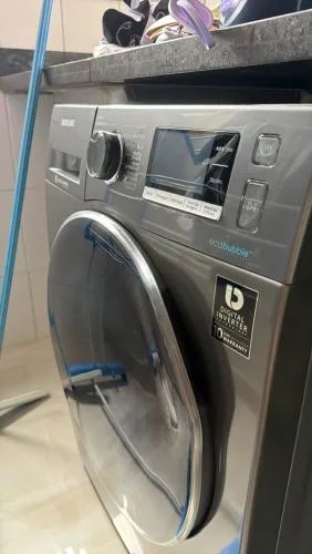 Máquina lava e seca para retirada de peças