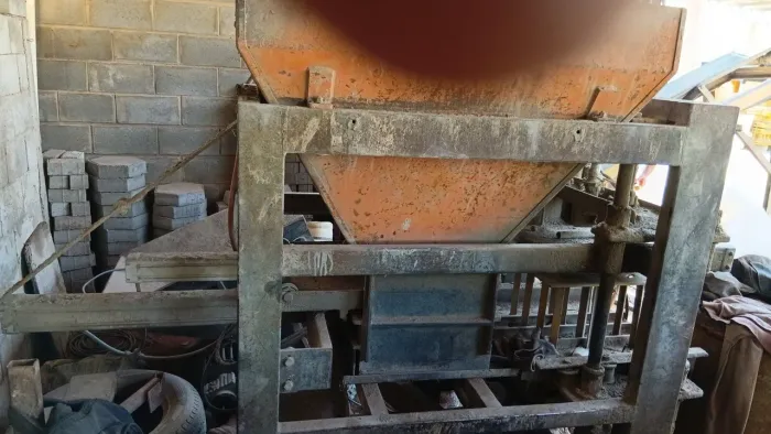 Maquina de blocos pneumática