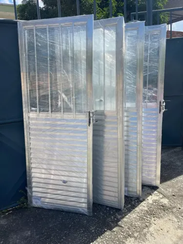 Porta mista em alumínio/veneziana com palito 