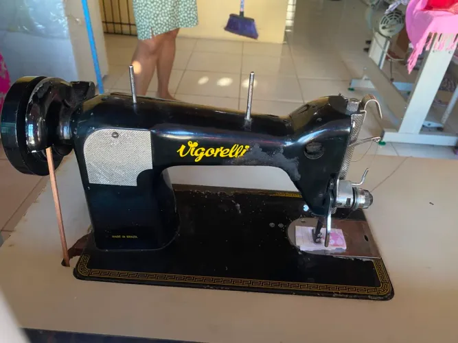 Máquina de costura reta