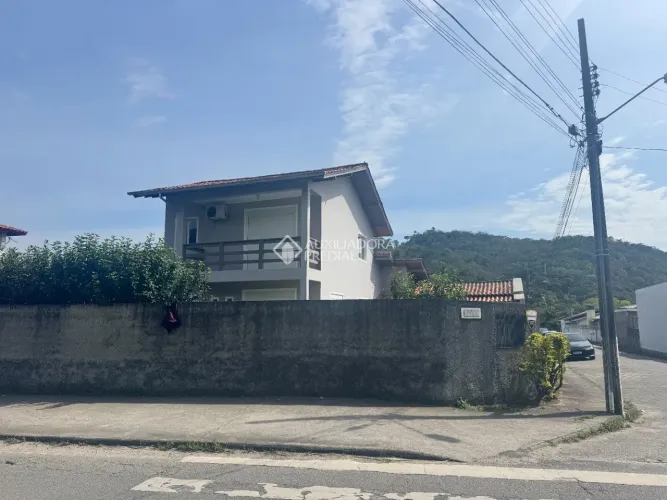 Terreno com duas casas no Ribeirão da Ilha.
