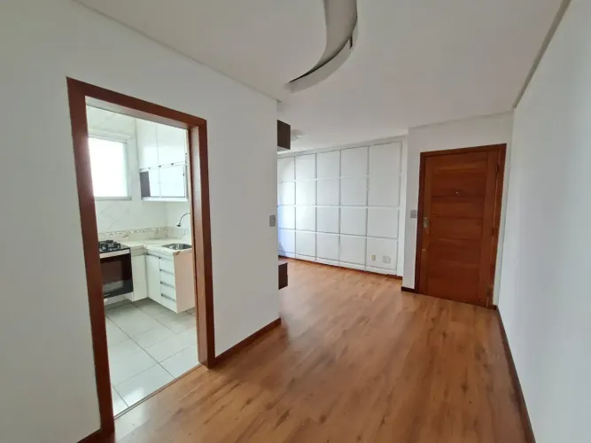 Apartamento 02 quartos com suíte e 01 vaga coberta no bairro Castelo
