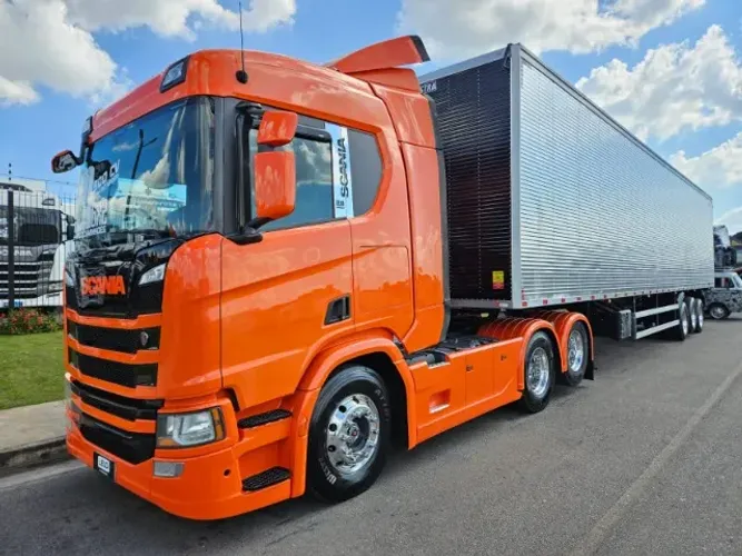 Scania R500 6x2 Ano 2021 Teto Alto Euro 5 RETARDER Único dono + Baú 3 Eixos Nostra 2027 