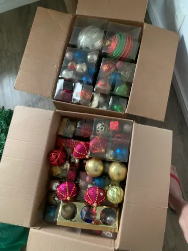 Árvore de Natal Grande com enfeites e pisca-piscas