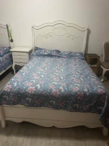 Cama branca de casal estilo provençal Kleiner
