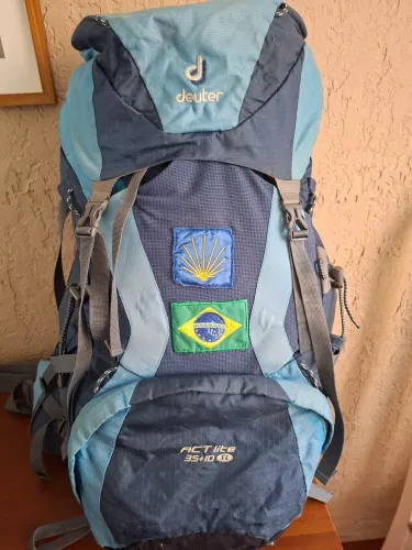 Mochila feminina Deuter Act lite 35+10 l cor azul marinho e azul claro, usada