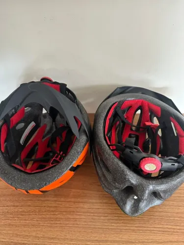 Vendo 2 Capacetes de Bicicleta novos