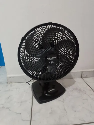 Ventilador de mesa pequeno preto.