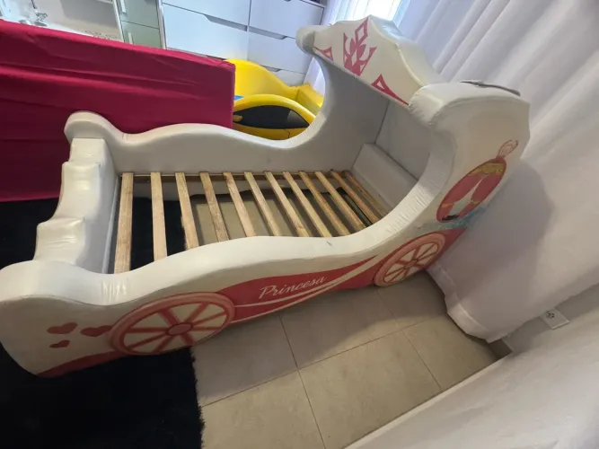 Cama  infantil estofada formato carruagem 