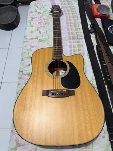 Takamine eg320