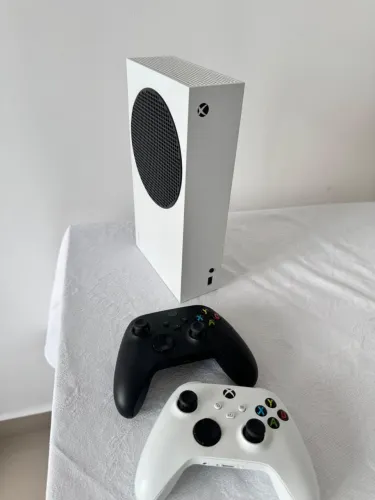 Xbox Series S - Completo + 2 Controles