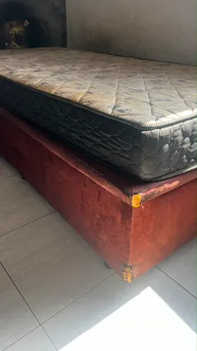Conjunto duas camas solteiro box e baú com colchões