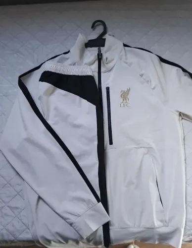 Conjunto Nike LeBron x Liverpool