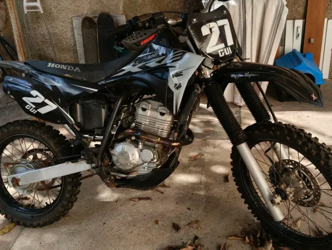 Vendo xre 300 adaptada pra trilha,moto de leilão.motoca tá top de mais só pegar e andar