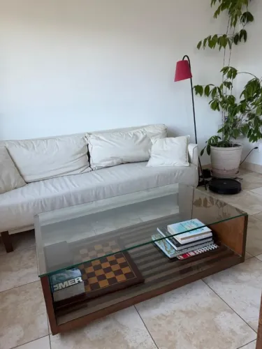 Mesa de centro retangular - tampo de vidro e estrutura de madeira