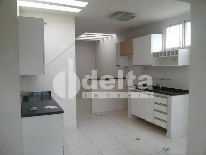 Casa residencial disponível para locação no bairro Santa Mônica em Uberlândia-MG.