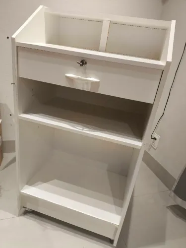 Balcão caixa MDF branco com chave e rodinhas - oportunidade!