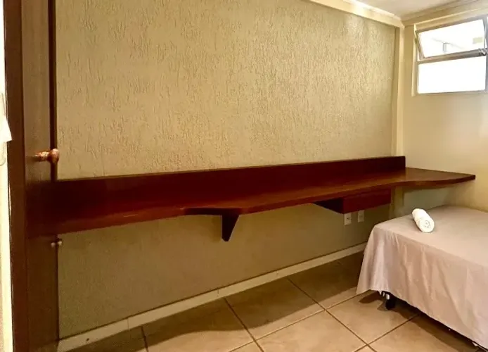 Mesa de parede de madeira 